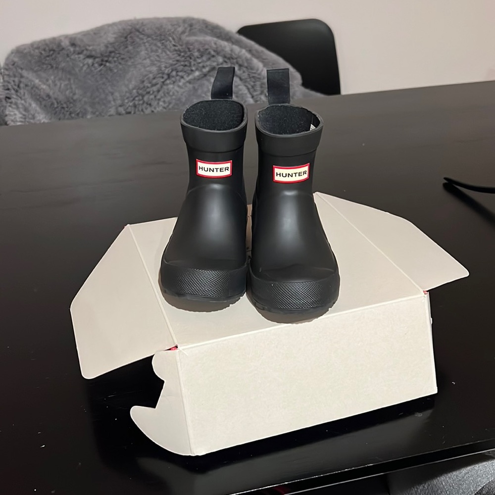 Hunter kids boots black size is 10/11